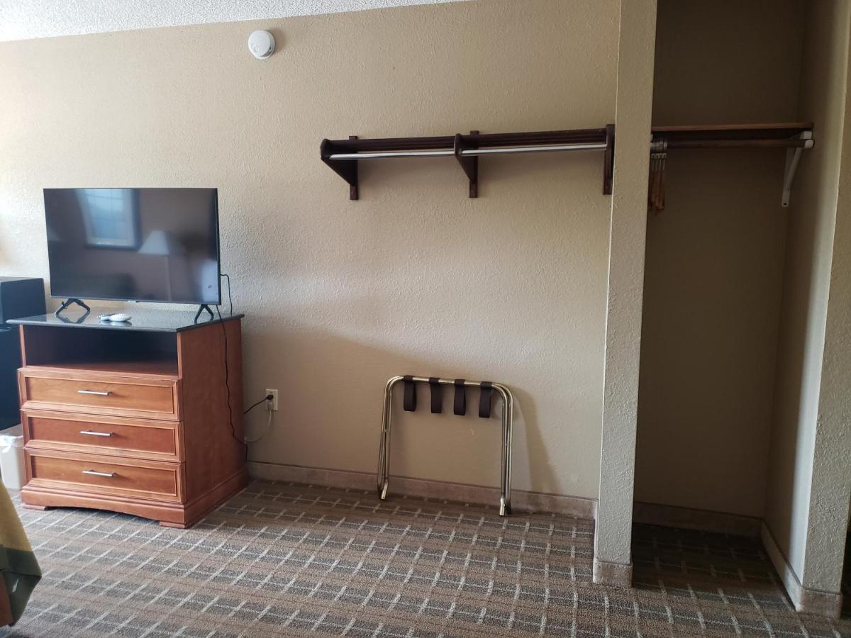 Super 8 By Wyndham Clinton Hotell Eksteriør bilde